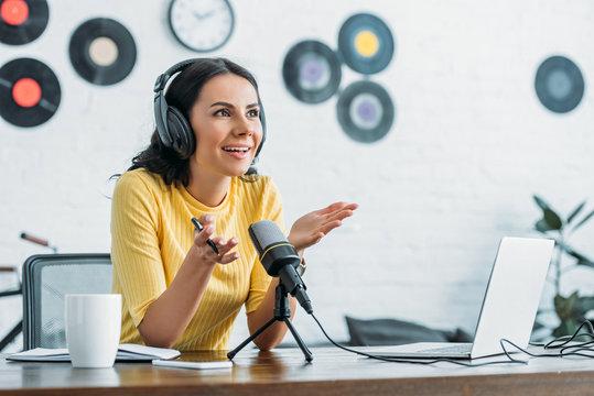 10 Famous Financial Podcasts For Women
